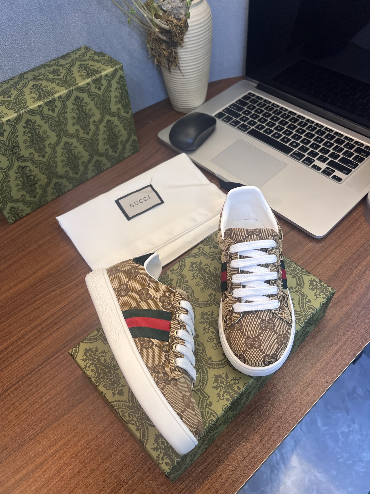 Children's shoes child